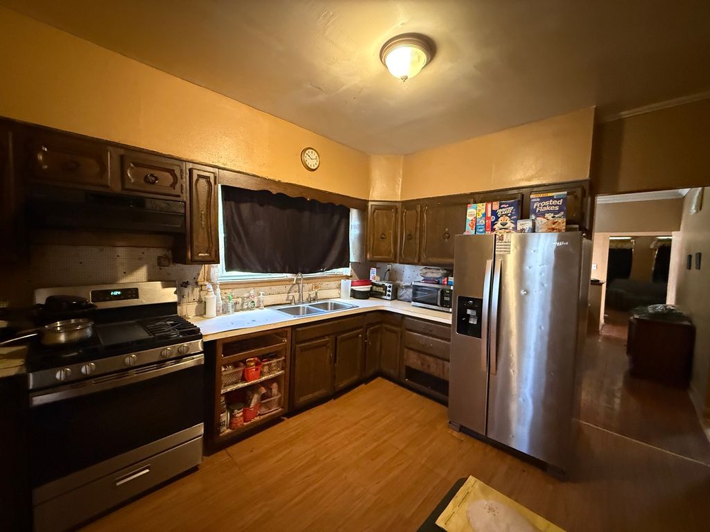 Image 5 of property listing at 8718 S Euclid Avenue, Chicago, IL 60617