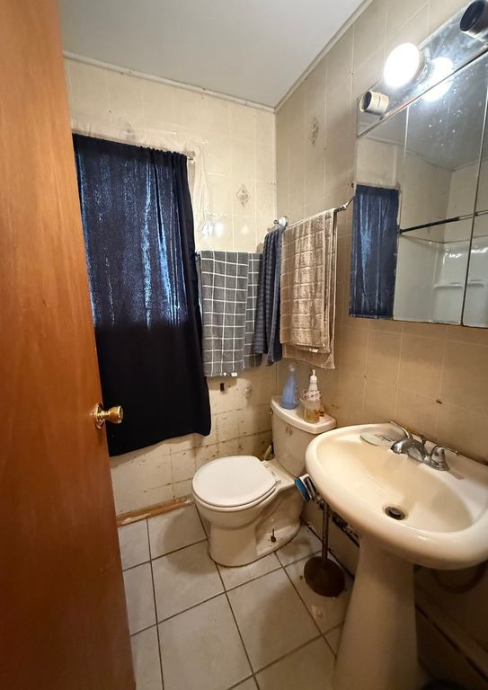 Image 8 of property listing at 8718 S Euclid Avenue, Chicago, IL 60617
