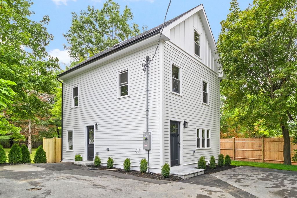 22 Belknap Court, Concord, MA 01742
