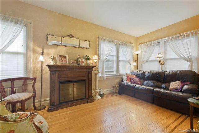 101 W Elder Avenue, Floral Park, NY 11001