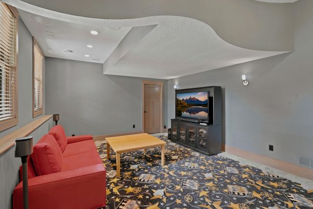 10721 Watersedge Lane, Woodbury, MN 55129