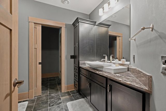 10721 Watersedge Lane, Woodbury, MN 55129