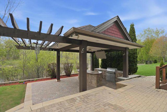 10721 Watersedge Lane, Woodbury, MN 55129