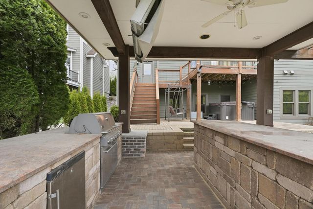 10721 Watersedge Lane, Woodbury, MN 55129