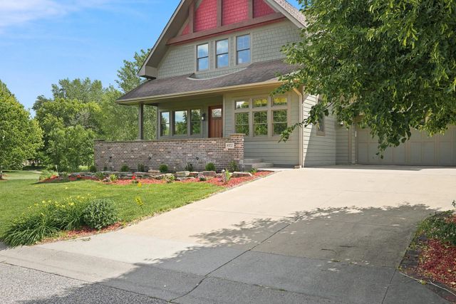 10721 Watersedge Lane, Woodbury, MN 55129