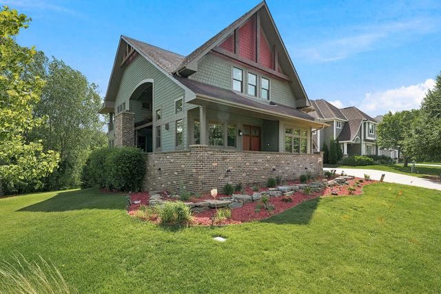 10721 Watersedge Lane, Woodbury, MN 55129