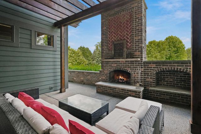 10721 Watersedge Lane, Woodbury, MN 55129