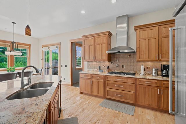 10721 Watersedge Lane, Woodbury, MN 55129