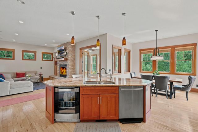 10721 Watersedge Lane, Woodbury, MN 55129