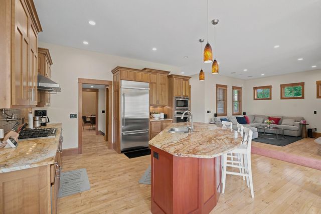 10721 Watersedge Lane, Woodbury, MN 55129
