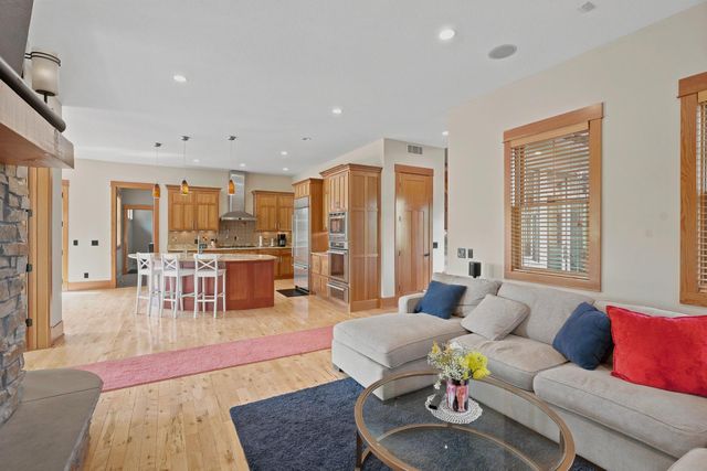 10721 Watersedge Lane, Woodbury, MN 55129