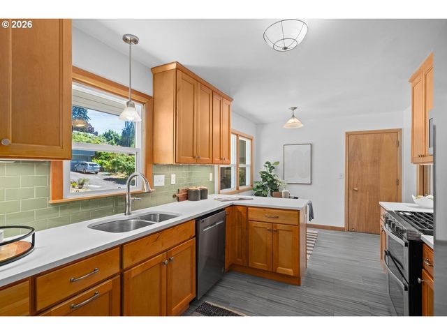 6135 Sw 41ST Ave, Portland, OR 97221