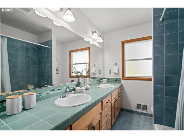 6135 Sw 41ST Ave, Portland, OR 97221