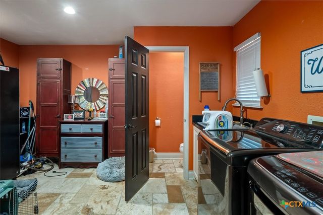1619 Twin Island Drive, Lockhart, TX 78644