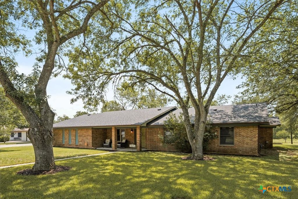 1619 Twin Island Drive, Lockhart, TX 78644