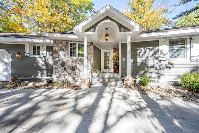 4460 Queens Way, Gladwin, MI 48624