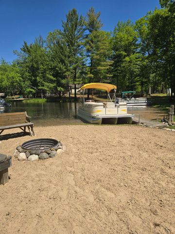 4460 Queens Way, Gladwin, MI 48624