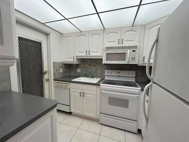 2050 NE 39th Street 207, Lighthouse Point, FL 33064