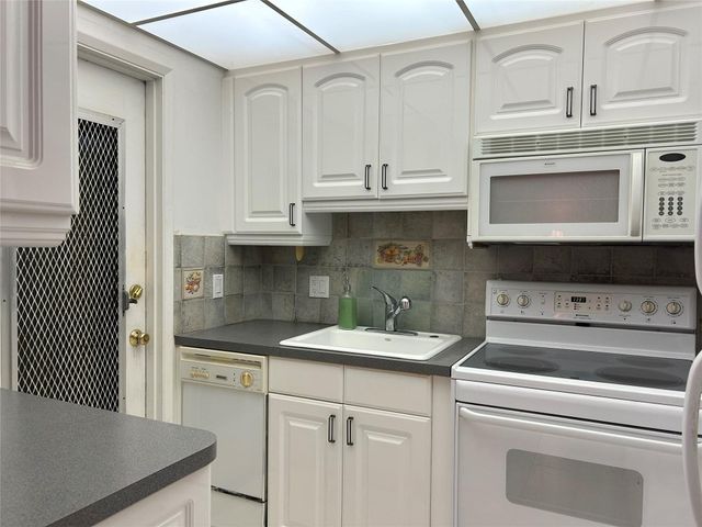 2050 NE 39th Street 207, Lighthouse Point, FL 33064