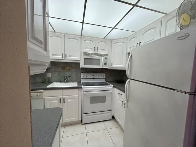 2050 NE 39th Street 207, Lighthouse Point, FL 33064