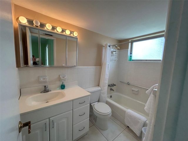 2050 NE 39th Street 207, Lighthouse Point, FL 33064