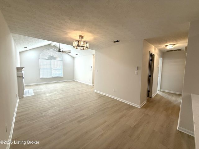 10014 Grey Hawk Dr, Louisville, KY 40219