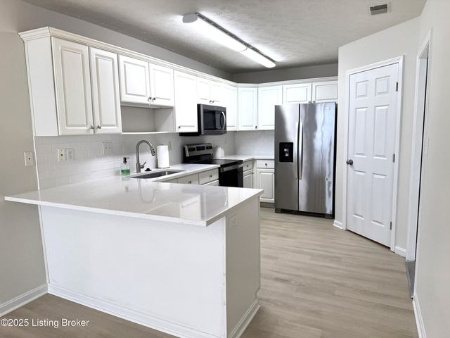 10014 Grey Hawk Dr, Louisville, KY 40219
