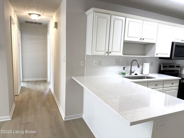 10014 Grey Hawk Dr, Louisville, KY 40219