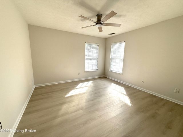 10014 Grey Hawk Dr, Louisville, KY 40219