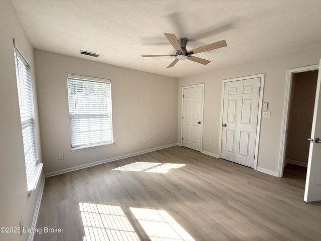 10014 Grey Hawk Dr, Louisville, KY 40219