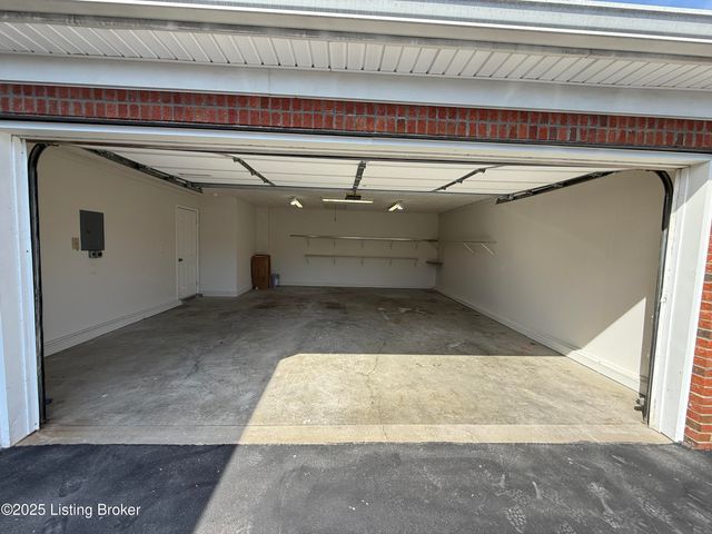 10014 Grey Hawk Dr, Louisville, KY 40219