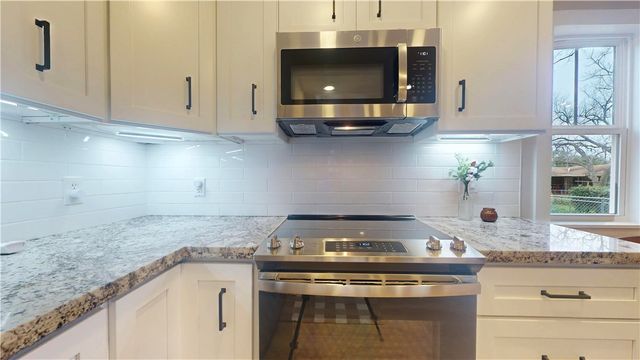 101 East Bryan, Brenham, TX 77833