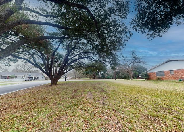 101 East Bryan, Brenham, TX 77833