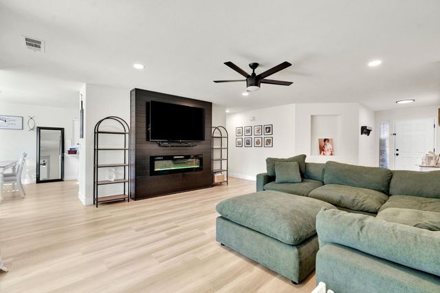 466 W Meadow Lane, Kingsburg, CA 93631