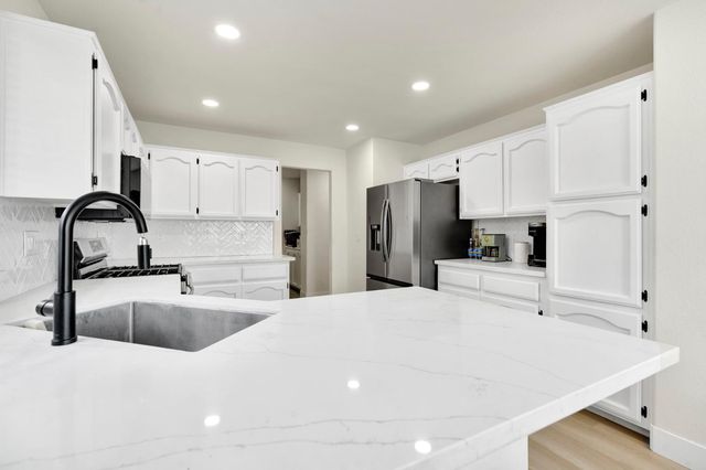 466 W Meadow Lane, Kingsburg, CA 93631