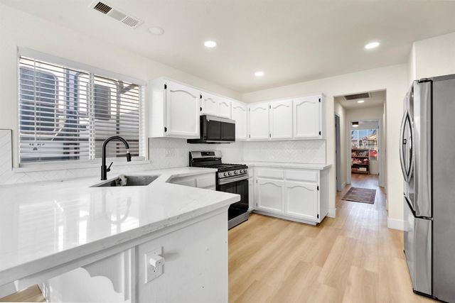 466 W Meadow Lane, Kingsburg, CA 93631