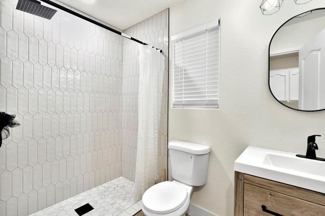 466 W Meadow Lane, Kingsburg, CA 93631