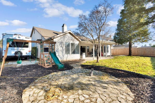 466 W Meadow Lane, Kingsburg, CA 93631