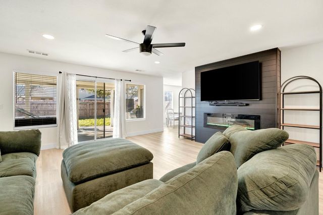 466 W Meadow Lane, Kingsburg, CA 93631