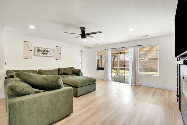 466 W Meadow Lane, Kingsburg, CA 93631