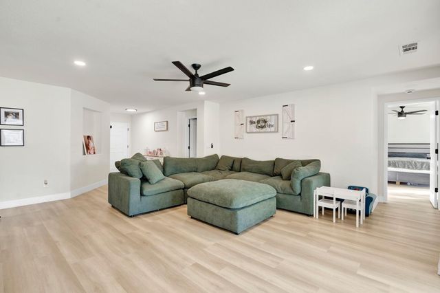 466 W Meadow Lane, Kingsburg, CA 93631