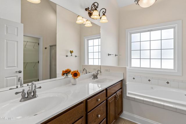406 Grovemont Place, Piney Flats, TN 37686
