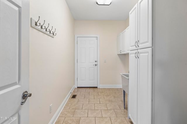 406 Grovemont Place, Piney Flats, TN 37686