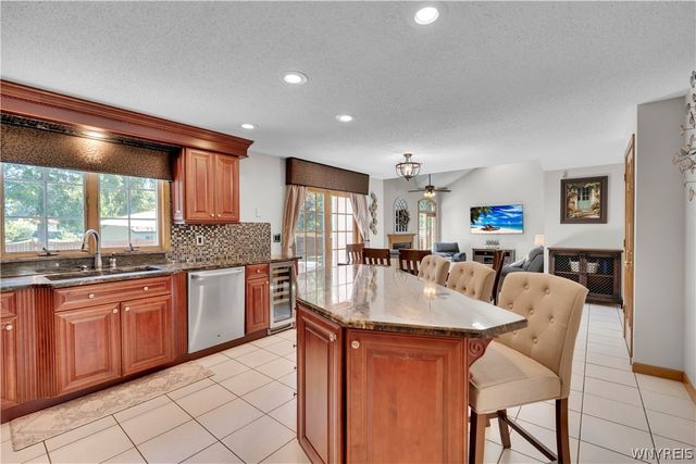 75 Michael's Walk, Lancaster, NY 14086