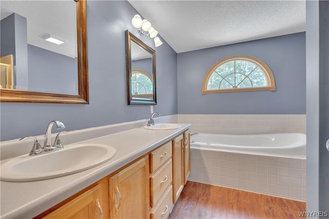 75 Michael's Walk, Lancaster, NY 14086
