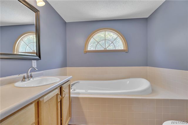 75 Michael's Walk, Lancaster, NY 14086