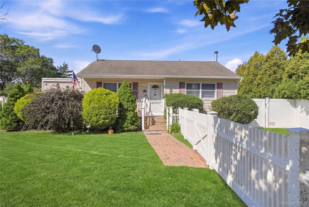 98 Smith Avenue, Holbrook, NY 11741 — exterior