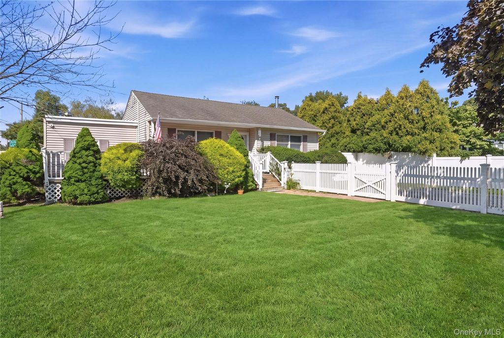98 Smith Avenue, Holbrook, NY 11741 — photo 2