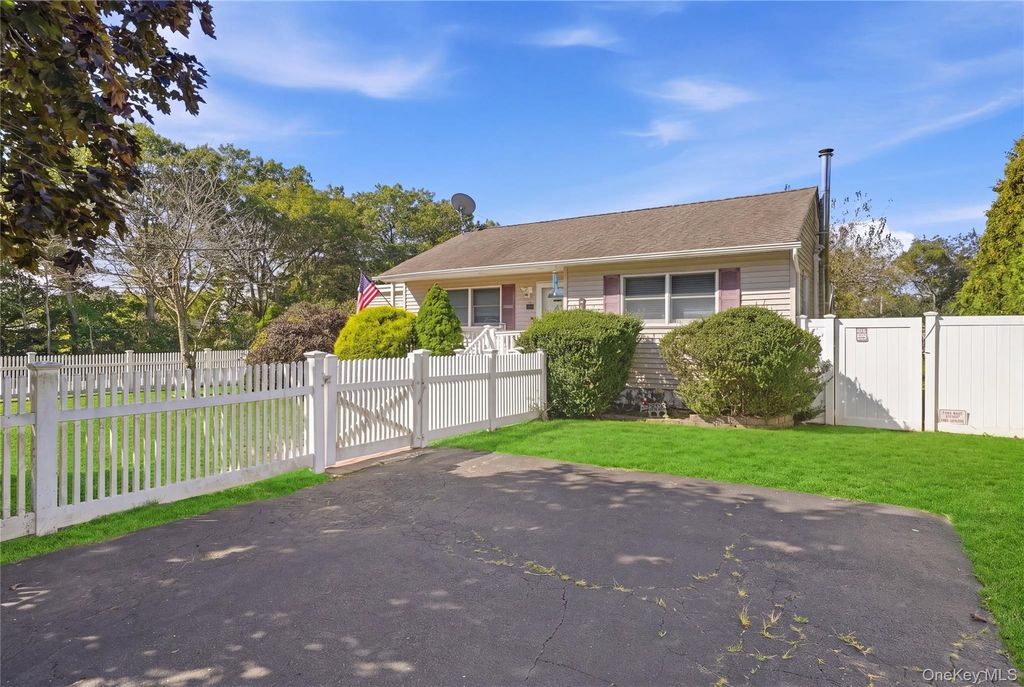 98 Smith Avenue, Holbrook, NY 11741 — photo 3