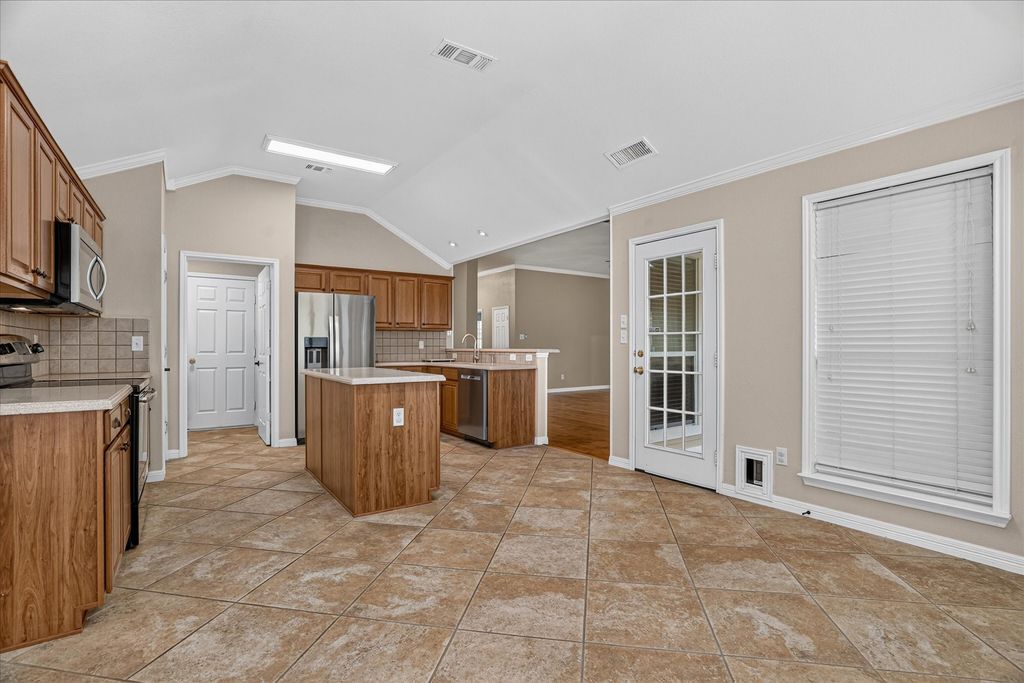 1004 Eden Street, Burleson, TX 76028 — photo 4
